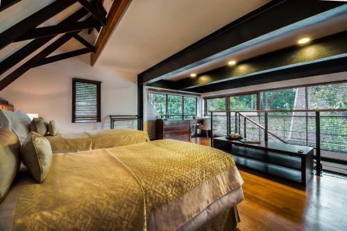 埃拉Anasa Wellness Resort的一间带两张床的卧室和一个阳台