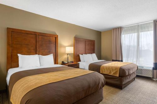 诺克罗斯桃树角康福特茵酒店的酒店客房设有两张床和窗户。