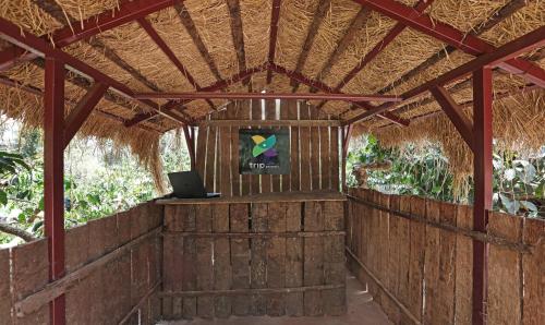 马迪凯里Itsy By Treebo - Jammabane Cottage With Mountain View的木墙上的笔记本电脑