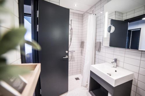 罗斯基勒卡姆维尔克罗斯基勒酒店的浴室设有黑色的门和水槽。