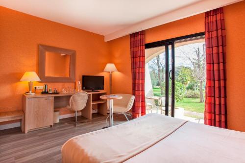 卢恰纳瓦尔特家庭酒店的配有一张床、一张书桌和一扇窗户的酒店客房