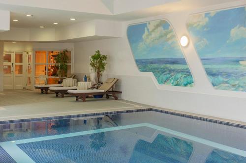 基拉尼基拉尼杜郎霍尔酒店的墙上画的游泳池