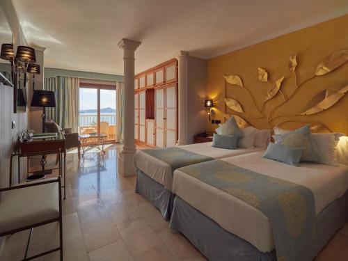帕格拉佩蒂特卡拉弗内尔斯酒店的酒店客房配有两张床和一张书桌