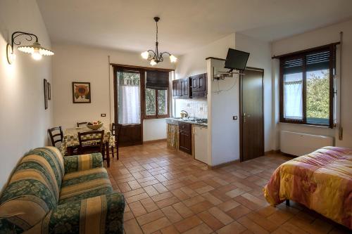 奥维多诺而伯莱欧农家乐的带沙发和桌子的客厅以及厨房。