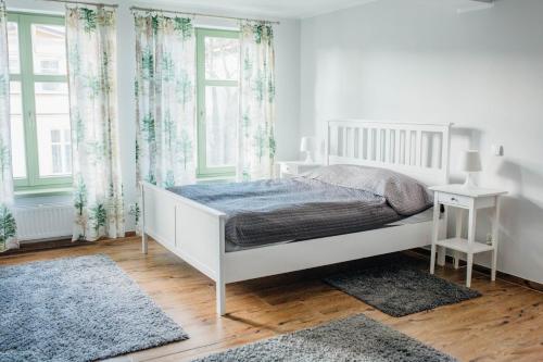 索波特Villa Sopocka的卧室设有白色的床铺和窗户