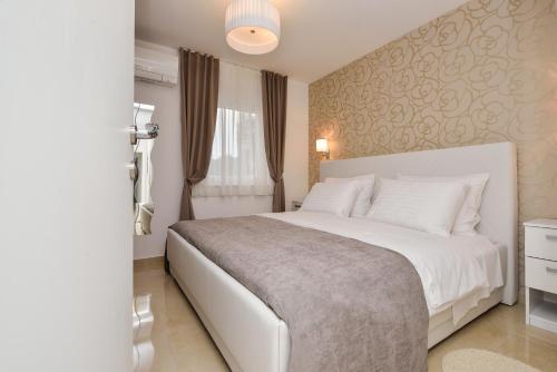 比比涅Luxury Apartment 1 Villa Arta的卧室配有白色的床和窗户。