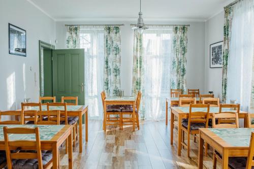索波特Villa Sopocka的用餐室配有木桌和椅子
