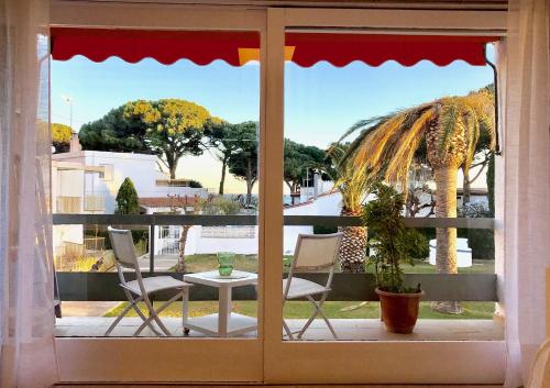 坎布里尔斯Residencia Beach的享有带桌椅的庭院的窗户