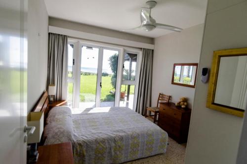 拉纳卡Blue Bay Beach House的一间卧室设有一张床和一个大窗户