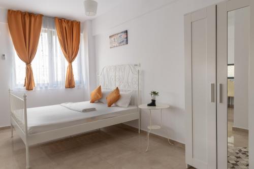 北马马亚-讷沃达里Studio Ambiance , Mamaia的白色的卧室设有床和窗户