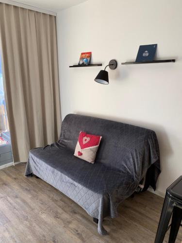 伊索拉2000Appartement de vacances à Isola 2000的一间卧室配有一张带枕头的床