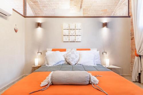 锡耶纳Villa Bonelli的一间卧室配有一张带橙色毯子的床