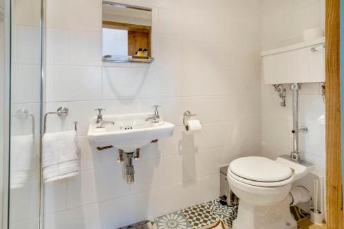 梅德斯通The Annexe with Hot Tub的白色的浴室设有卫生间和水槽。