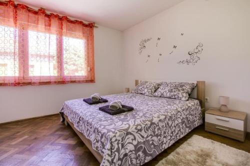 普拉Appartamento a Pula Vicino al Mare的一间卧室设有一张床和一个窗口