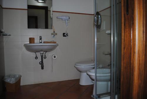 TroiaAgriturismo Pirro的一间带水槽和卫生间的浴室