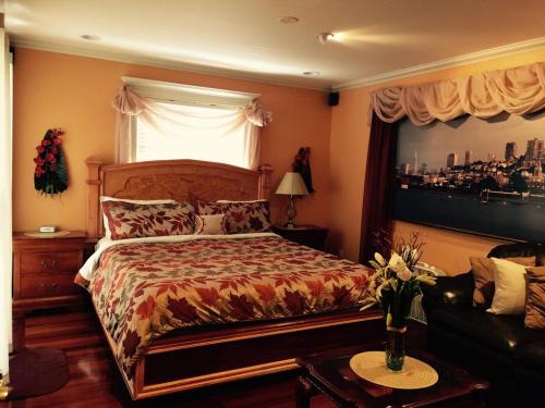 圣布鲁诺Luxury 5 Bedroom Home near SFO的一间卧室设有床、窗户和沙发