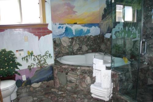 圣布鲁诺Luxury 5 Bedroom Home near SFO的浴室配有壁画和浴缸。