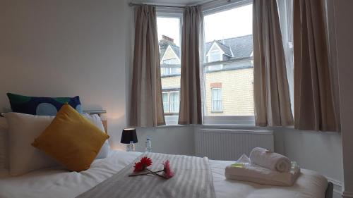 剑桥The Mill Suites - Tas Accommodations的一间卧室设有一张床和一个大窗户