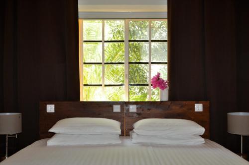 威利布罗德岩科克小屋酒店的一间卧室配有一张床,楼上设有窗户