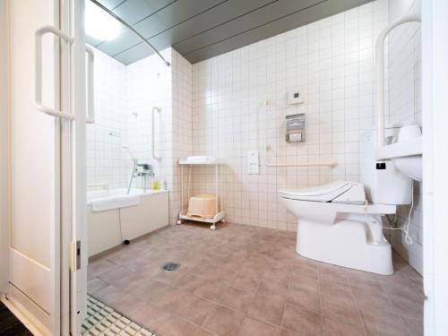 十和田Super Hotel Towada Natural Hot Springs的浴室配有卫生间、盥洗盆和浴缸。