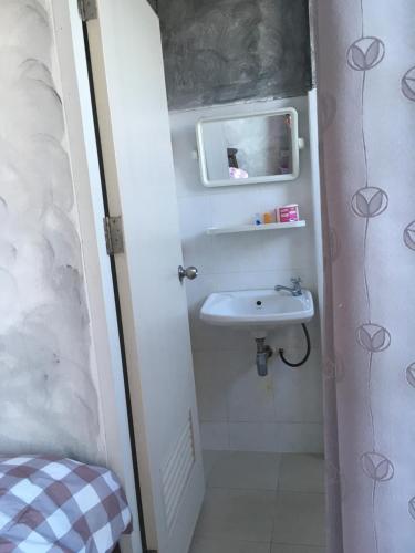 素叻You In House URT Surathani Airport的一间带水槽和镜子的小浴室