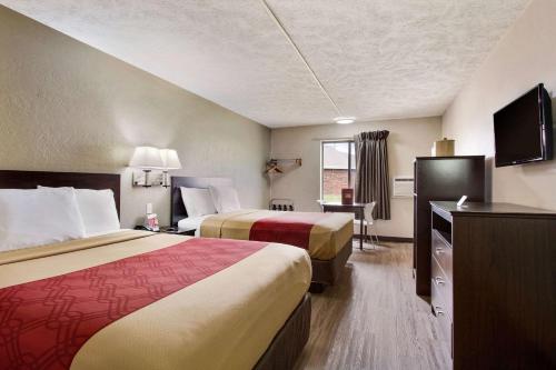 奥拉西Red Lion Inn & Suites Olathe Kansas City的酒店客房设有两张床和一台平面电视。