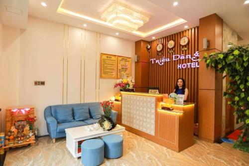 绥和市Khách sạn Triều Dâng的一名站在牙科诊所柜台的女性