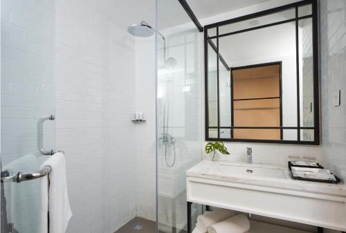 万隆de Braga, ARTOTEL Curated的白色的浴室设有水槽和镜子