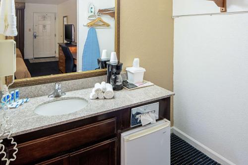 卡森市内华达州议会大厦卡森城罗德威旅馆的一间带水槽和镜子的浴室