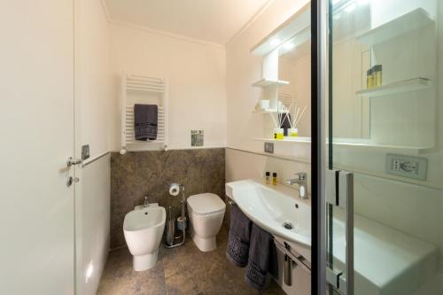 那不勒斯Il Tesoro Smart Suite & SPA的一间带卫生间和水槽的浴室