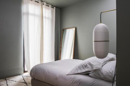 Saint-Martin-dʼUriageMaison Aribert的卧室配有白色的床和窗户。