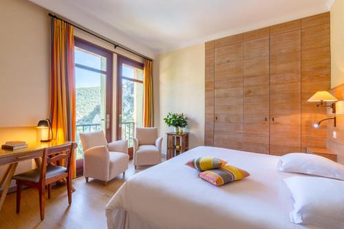 莫利大酒店的一间卧室配有一张床、一张书桌和一个窗户。