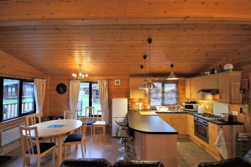 罗厄德南Ben Lomond Lodge的小屋内的厨房和用餐室配有桌子