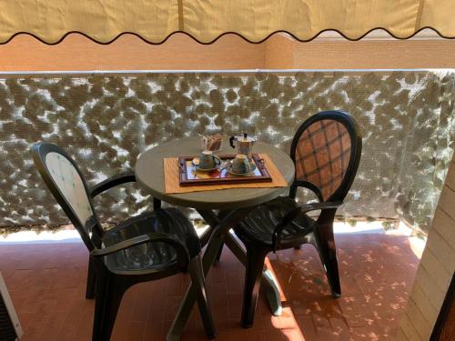 莱切桑特奥昂兹奥住宿加早餐旅馆的一张桌子,上面有两把椅子和两个雕像