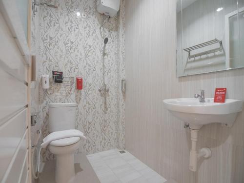 沙马林达RedDoorz near Islamic Center Samarinda的一间带卫生间和水槽的浴室