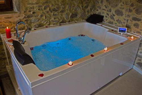 穆希亚Hotel Rural Casa Fontequeiroso的配有蓝色水槽的浴缸