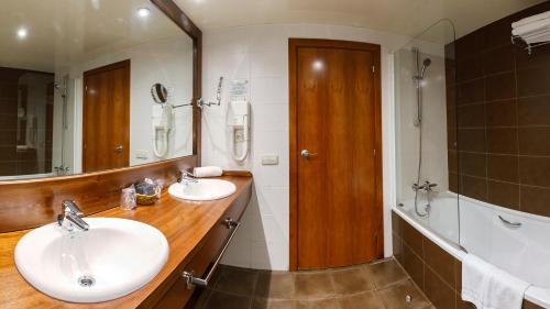 巴瓦斯特罗城市大酒店的一间浴室