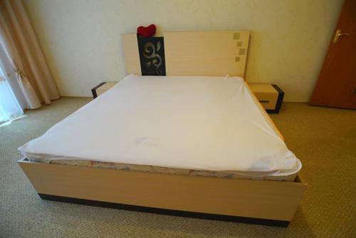 卡缅斯科耶Квартира的一张位于带白色床垫的房间内的床铺