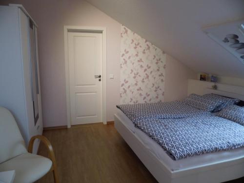 吕丁豪森Ferienwohnung und -Zimmer Becks的卧室配有床和白色门