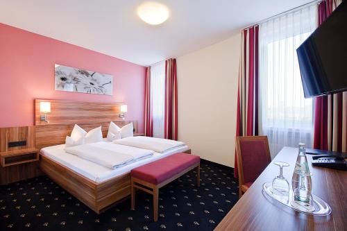 海德堡全景酒店的配有一张床和一张书桌的酒店客房