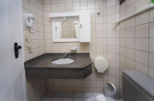 阿拉卡茹Hotel Rekinte的一间带水槽和卫生间的浴室