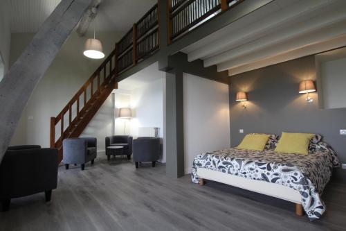圣米歇尔费莫伊图布瑞阿酒店的一间带大床和楼梯的卧室