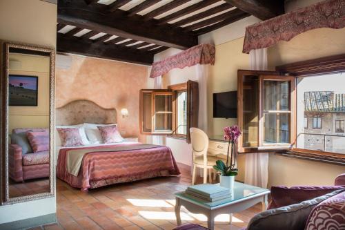 圣吉米纳诺白里昂的一间卧室配有一张床和一张沙发