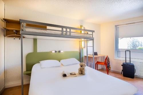 里摩日宜必思快捷酒店客房内的一张或多张双层床