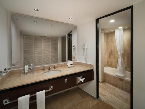 马萨特兰卡斯蒂利亚海滩艾尔希度假村的一间带水槽和大镜子的浴室