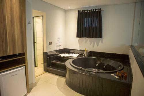 圣维森特岛皇宫酒店的一间带大浴缸和水槽的浴室
