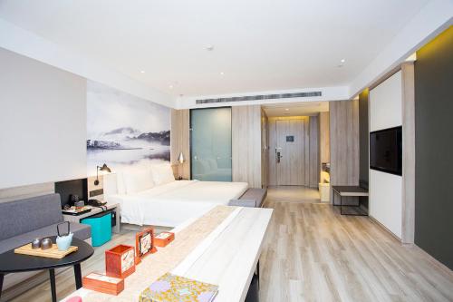 杭州杭州金沙湖亚朵酒店的酒店客房,配有床和沙发