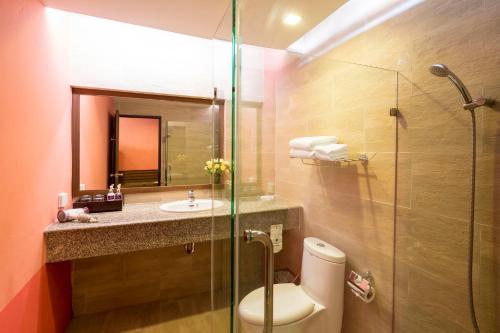 功孟海滩Beyond Krabi的浴室配有卫生间、盥洗盆和淋浴。