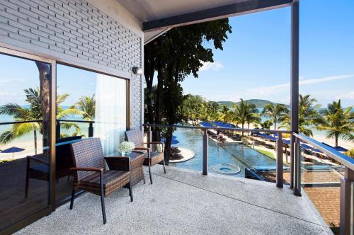 功孟海滩Beyond Krabi的享有游泳池和棕榈树景致的阳台