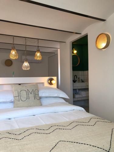 马赛Place aux huiles的一间卧室,配有一张带家庭标志的床